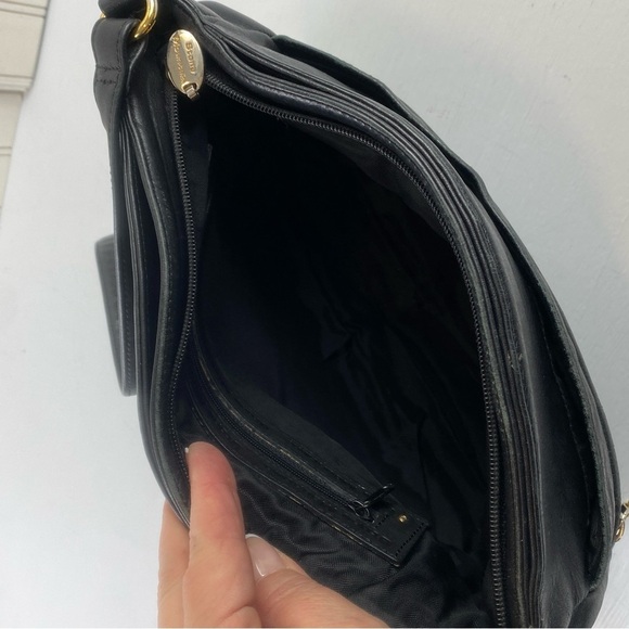 Elegant‎ Black Crossbody Bag with Textured Leather - Picture 7 of 12